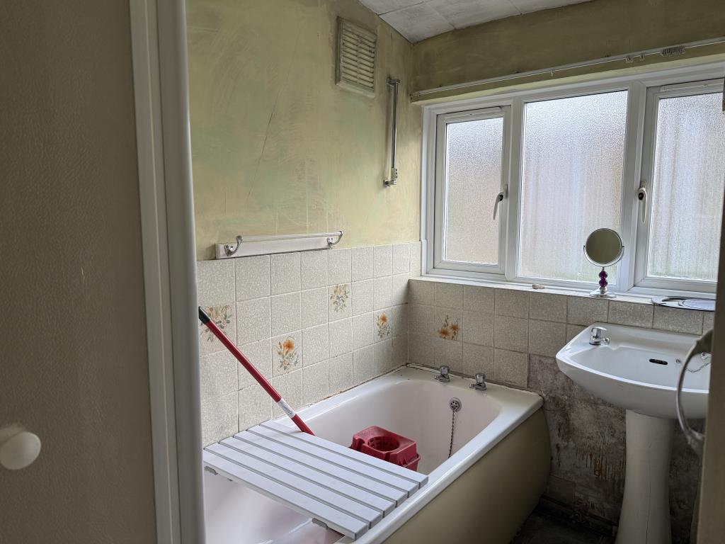 Lot: 105 - THREE-BEDROOM HOUSE IN NEED OF IMPROVEMENT - Bathroom with bath and shower